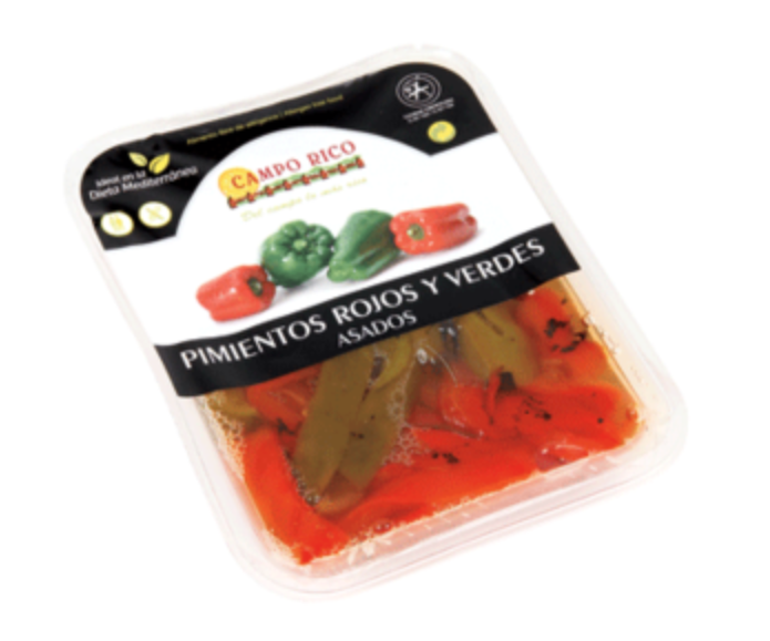 Pimientos asados con pinchos de cerdo y 1 vasito de arroz en el microondas.